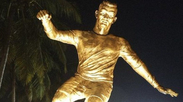 Hindistan’da Cristiano Ronaldo heykeli dikildi: Ülke ikiye bölündü