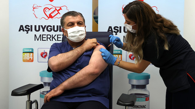 Sağlık Bakanı Koca TURKOVAC aşısı oldu: Randevular yarın başlıyor