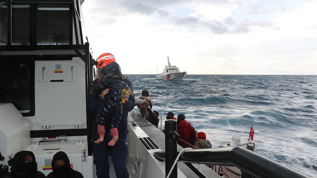 ​İzmir açıklarında göçmen teknesi battı