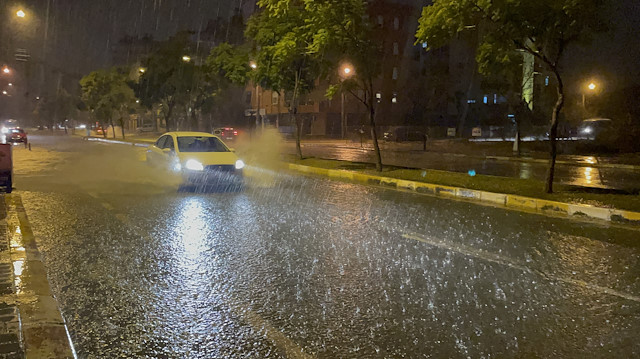 Şiddetini artıran yağıştan dolayı, cadde ve sokaklarda su birikintileri oluştu, bazı araçlar yolda kaldı.