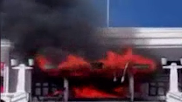 Avustralya’da protestocular eski parlamento binasını ateşe verdi