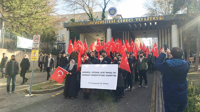 Ankara Üniversitesi öğrencileri de olaya ilişkin tepkilerini Cebeci Kampüsü’nde basın açıklaması yaparak gösterdi.
