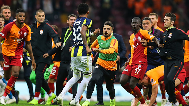 Galatasaraylı futbolcular, attığı tokat sonrası Jailson'u kovalamıştı.