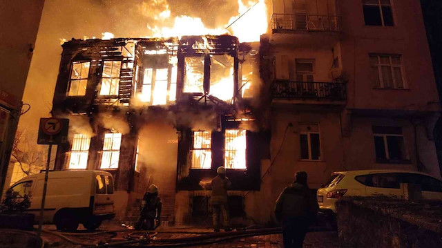 Beyoğlu'nda 2 katlı ahşap binada yangın: 2 kişi pencereden atlayarak kurtuldu