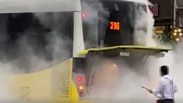 Otobüsün motorundan yoğun duman çıktığı görüldü. 