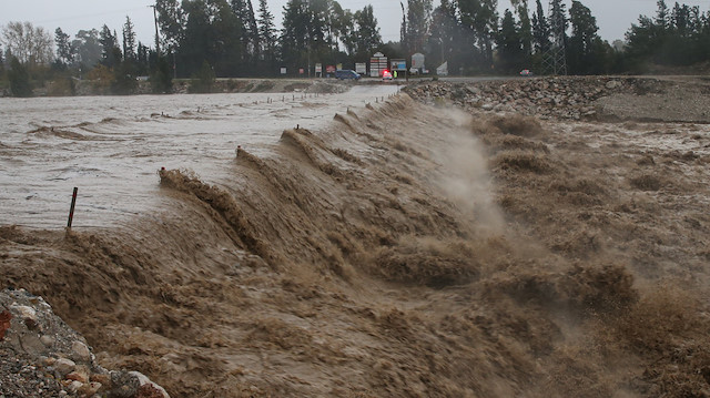 Kırmızı kodlu uyarı yapılan Antalya'da aşırı yağış etkili oldu. 