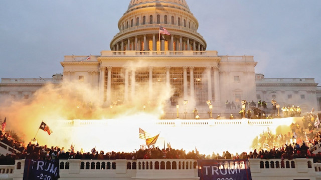 Aşırı sağcı gruplar 6 Ocak’ta 
başkent Washington’da gösteri düzenleyerek ABD Kongre Binası’nı bastı. 