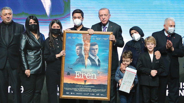 TRT Ortak Yapımı “Kesişme; İyi ki Varsın Eren” filminin galasına Cumhurbaşkanı Erdoğan da katıldı. Erdoğan, filmi şehit Eren Bülbül’ün annesi ve Ferhat Gedik’in eşi ile birlikte izledi.