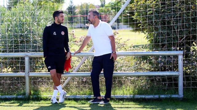 Antalyaspor Başkanı Aziz Çetin ve teknik sorumlu Nuri Şahin