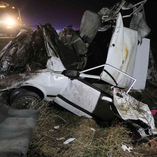 Aksaray'da iki otomobil kafa kafaya çarpıştı: Kazada 7 kişi hayatını kaybetti