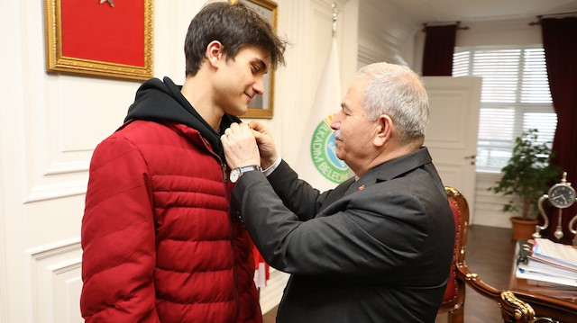 İlkadım Belediye Başkanı Necattin Demirtaş, sporcuyu çeyrek altınla ödüllendirdi.