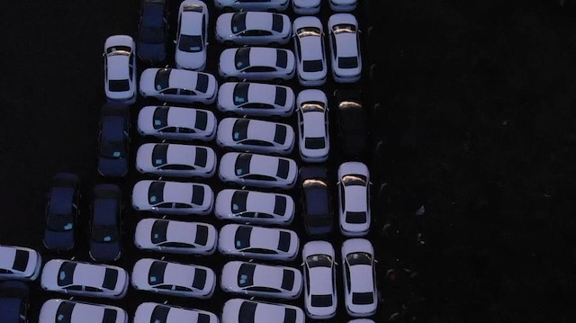 Arnavutköy'de firmanın otoparkında bekleyen sıfır araçlar drone ile görüntülendi