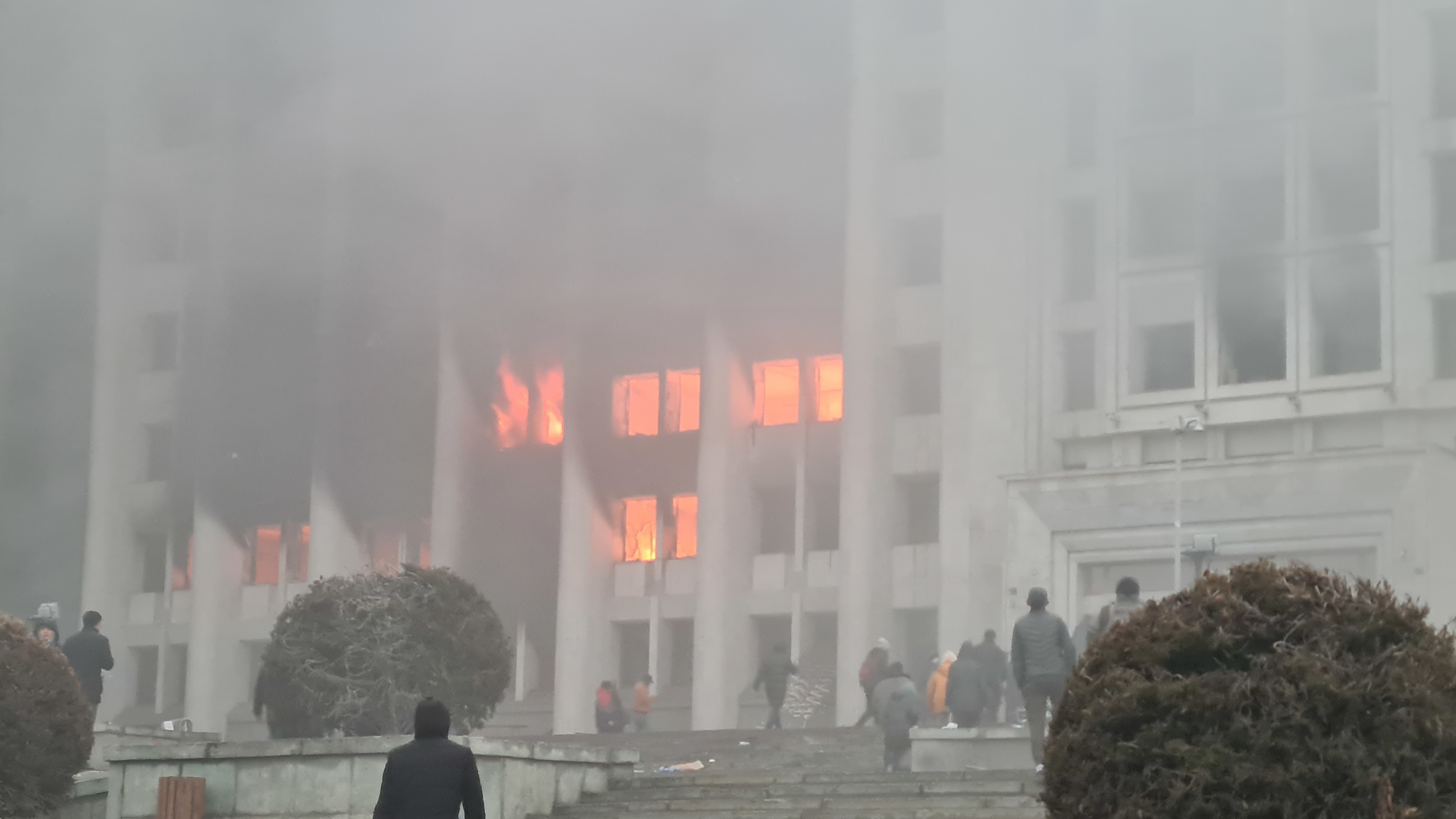 Protestocular polise karşı demir çubuk kullanarak Valilik binasına girdi.