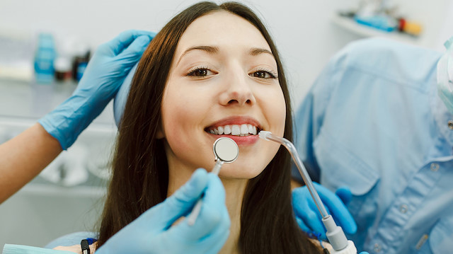 Uzmanından uyarı: Evde uyguladığınız beyazlatma yöntemleri diş sağlığınıza dönülmez zararlar verir