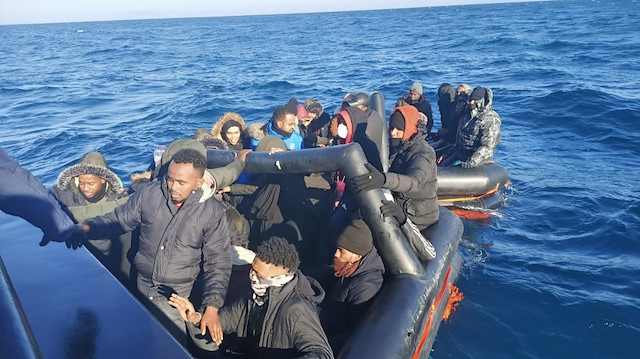 ​İzmir'de Yunanistan tarafından geri itilen 318 düzensiz göçmen kurtarıldı
