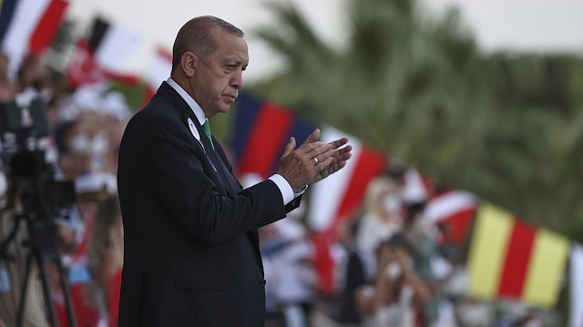 Cumhurbaşkanı Recep Tayyip Erdoğan TSK'yı selamlıyor.