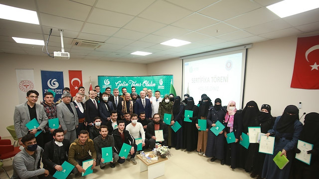 سوريا.. طلاب طب يحصلون على شهادات في اللغة التركية
