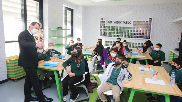Zeytinburnu Belediye Başkanı Ömer Arısoy, bilim atölyesini ziyaret etti.