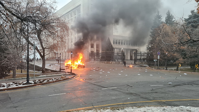 Kazakistan’ın Almatı şehrinde protestocular Valilik binasına girdi.  