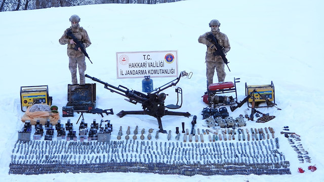 Hakkari kırsalında çok sayıda silah ve mühimmat ele geçirildi