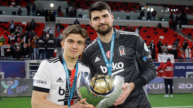 Rıdvan Yılmaz ile Ersin Destanoğlu kupayla birlikte poz verdi.