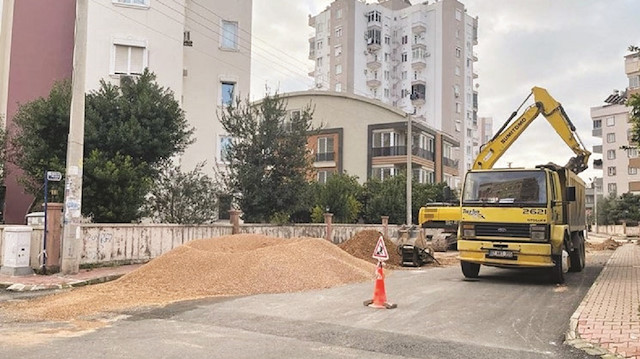 CHP’li Muratpaşa Belediyesi’nin döktüğü asfaltı, CHP’li Antalya Büyükşehir Belediyesi söküp yeniden döküyor.
