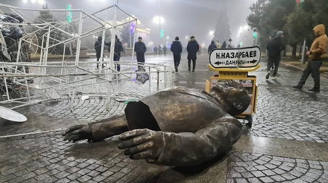Kazakistan'ın Taldıkorgan şehrinde halk, eski Cumhurbaşkanı Nursultan Nazarbayev'in heykelini yıktı.