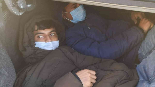 Yakalanan 22 kaçak göçmenden ikisi otomobil bagajında saklanırken bulundu