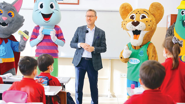 Başakşehir Belediyesi, ilkokul öğrencilerine ağız ve diş bakım seti hediye etti. 