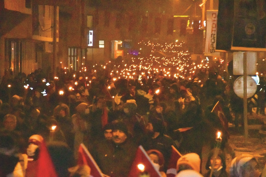Türkiye’nin farklı kentlerinden ngelenler ellerindeki Türk bayrakları ve meşalelerle 3 kilometrelik nyürüyüş sonrası Yukarı Sarıkamış Şehitliği’ne geldi ve dualar etti.