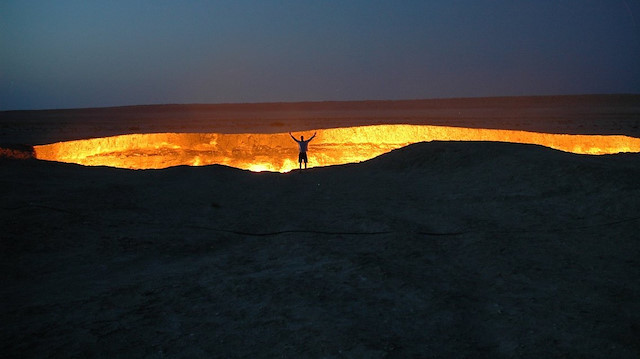 Türkmenistan'daki Derveze gaz kraterinde 1971'den bu yana yanan ateş söndürülecek.
