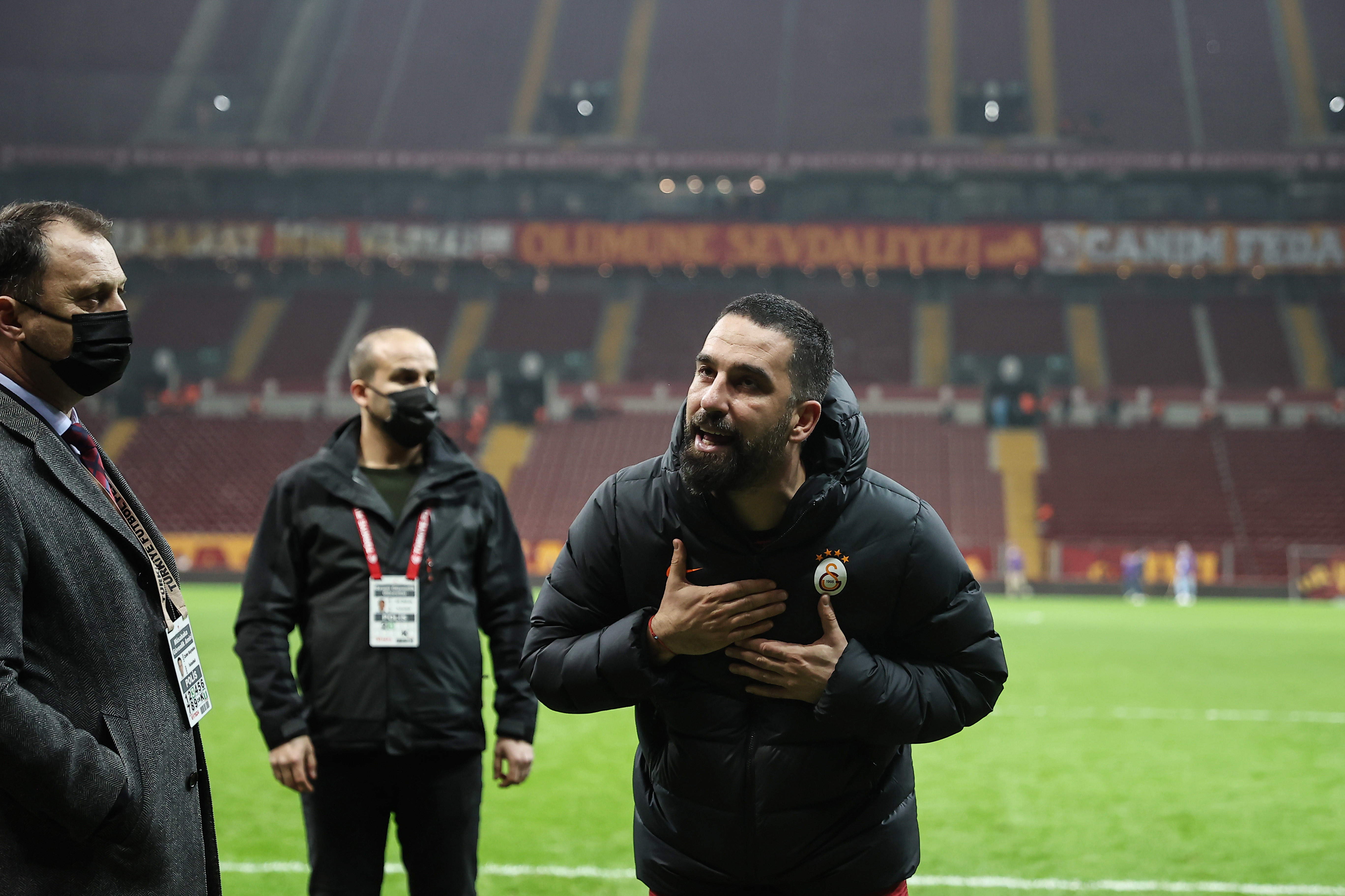 Taraftarın önünde eğilerek özür diledi.