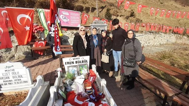 Eren Bülbül'ün annesi Ayşe Bülbül ve Astsubay Kıdemli Başçavuş Ferhat Gedik'in annesi Hatice Gedik diğer ziyaretçilerle birlikte Eren Bülbül'ün mezarı başında.