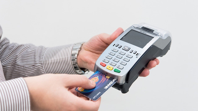 Fiziksel alışverişlerde nakit, internette kredi kartı kullanılıyoruz