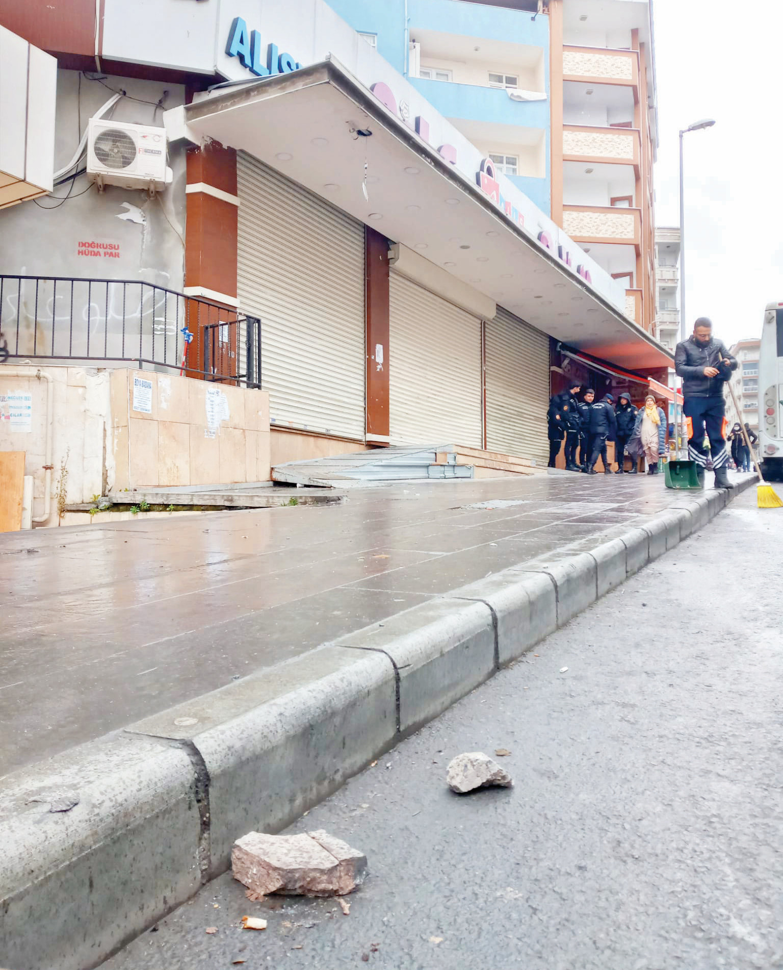 İstanbul Esenyurt’ta ırkçı bir grup, Suriyelilerin iş yerlerine kaldırım taşlarıyla saldırdı. Polisin, saldırı düzenlenen pasaj önündeki bekleyişi sürüyor.