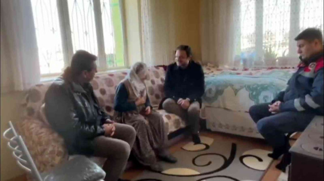 83 yaşındaki Zeliha teyzeden nöbet tutan askerlere çorap.