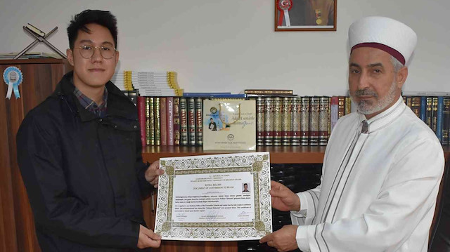 Anthony Anh Nguyen Manisa’nın Yunusemre ilçe Müftülüğünde kelime-i şehadet getirerek müslüman oldu.