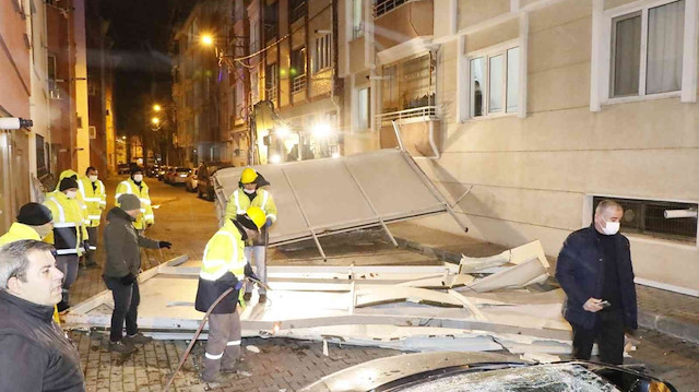 Kırklareli'nde şiddetli fırtına nedeniyle çok sayıda evin çatısı uçtu.
