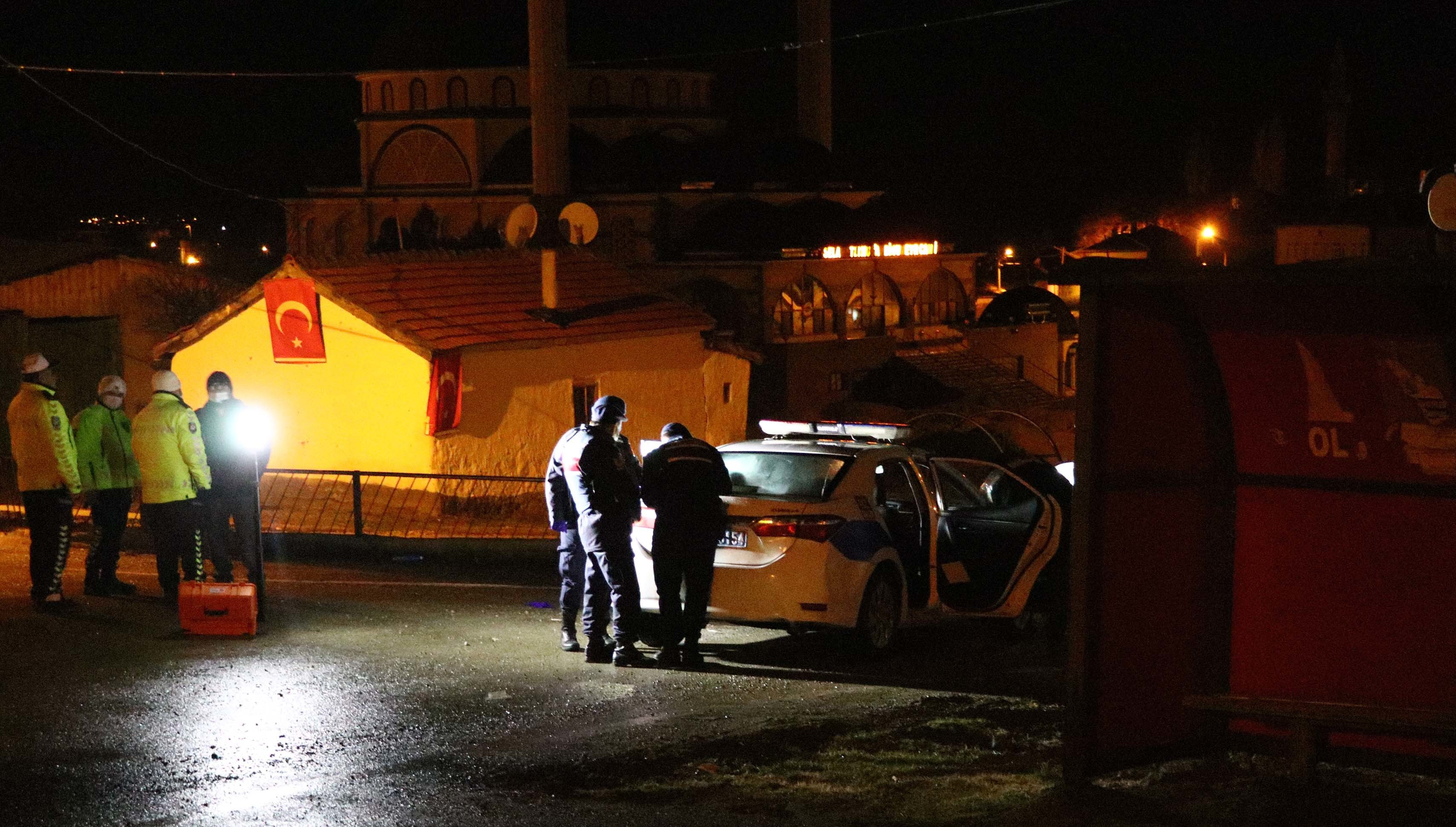 Polis aracını çalıp kaçan şüpheli aranıyor.