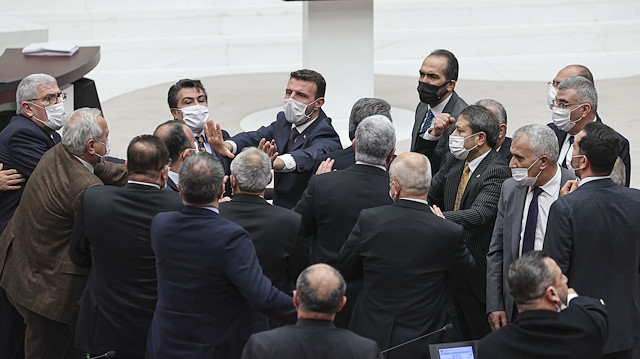 ​AK Parti ve CHP'li milletvekilleri birbirine girdi
