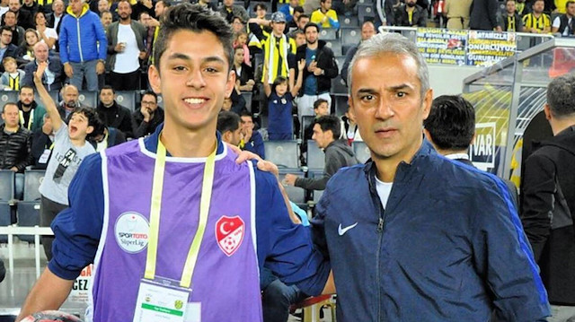 Emre Kartal, Fenerbahçe'nin alt yaş takımlarında forma giymişti. 