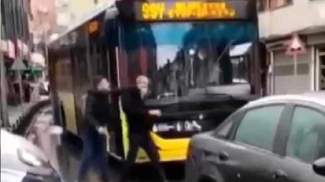 Eyüpsultan'da bir şahıs, silah doğrulttuğu İETT otobüs şoförünü darbetti. 