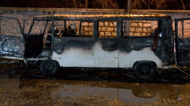 Kağıthane’de bir kadının köfte sattığı minibüs yandı.
