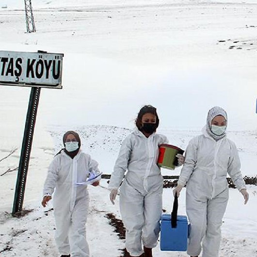 -30 derecede savaş veriyorlar: Hemşireler dondurucu havaya rağmen yollara düştü