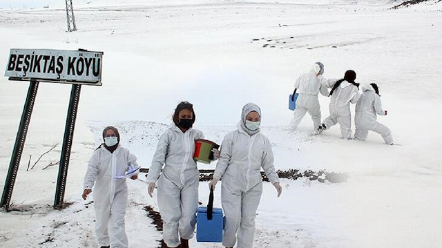 Ardahan'da hemşireler dondurucu havaya rağmen çalışıyor.