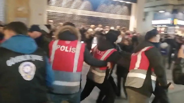 Taksim Meydanı, Tünel ve çevresinde izinsiz gösteri ile yürüyüş düzenlendiği belirtildi.
