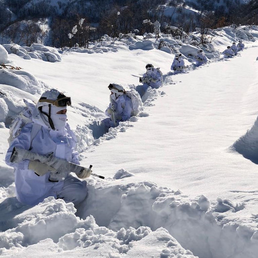 Terörle mücadele her şartta devam ediyor: Kahraman komandolar karlı dağlarda terörist izinde