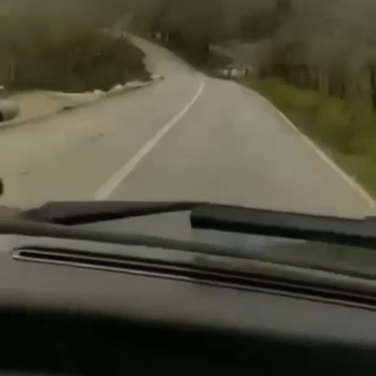 Sakaryada tek şeritli yolda hız yaparken kendi kazalarını kaydettiler
