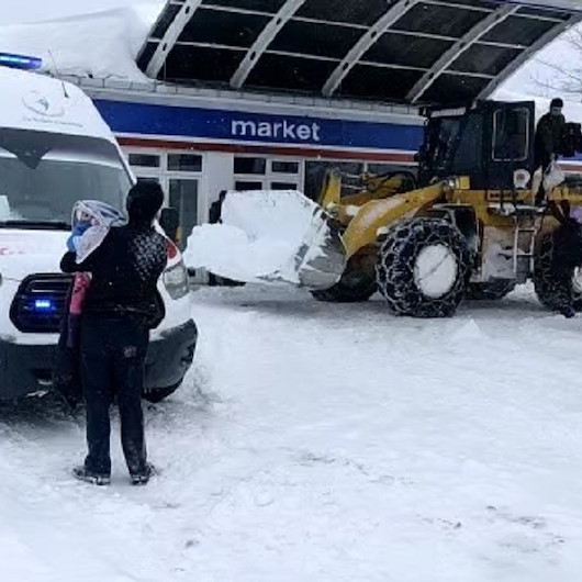 Samsun’da kar yolları kapadı: Ateşlenen bebek iş makinesiyle ambulansa yetiştirildi