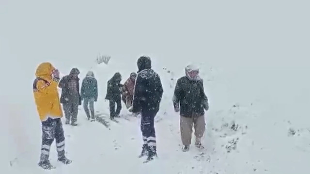 Hakkari'de ekipler karlı yolları aşarak rahatsızlanan hastaya ulaştı